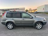 une photo d'un SUV gris garé sur un parking
