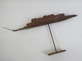 une maquette en bois de bateau posée sur un socle