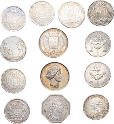 une image représentant un assortiment de pièces de monnaie sur fond blanc