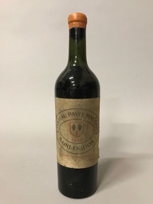 une bouteille de vin posée sur une table blanche