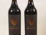 deux bouteilles de vin rouge posées l'une à côté de l'autre sur une table