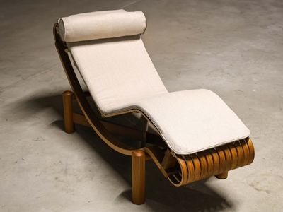 an image of a chaise lounger with a cushion on it