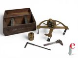 une caisse en bois contenant des outils et un marteau