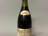 l'image d'une bouteille de vin posée sur une table
