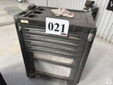 une boîte à outils en métal portant un numéro, dans un garage