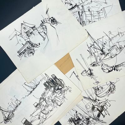 Plusieurs croquis de bateaux sont exposés sur une table