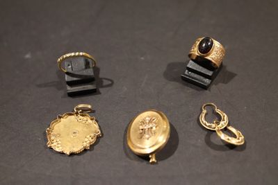 de nombreux bijoux en or exposés sur la table