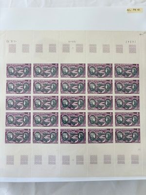une feuille de timbres sur laquelle figure l'image d'une femme
