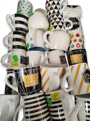 une pile de tasses à café et de mugs empilés les uns sur les autres