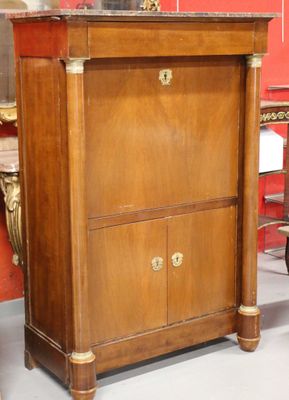 une armoire en bois surmontée d'une horloge, dans une pièce