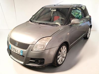 une petite voiture argentée garée dans une pièce