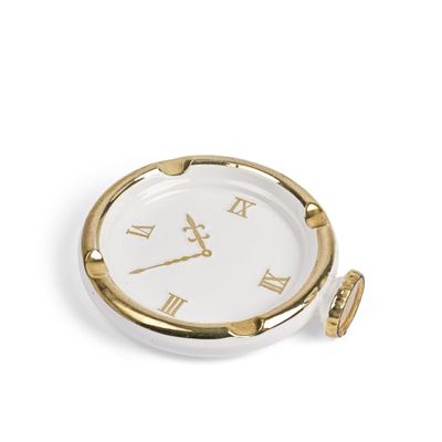 une image représentant une montre de poche blanche et dorée avec des chiffres romains
