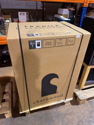 un grand carton posé sur une palette dans un entrepôt