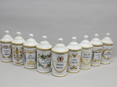 un ensemble de sept boîtes en porcelaine ornées de motifs dorés et blancs