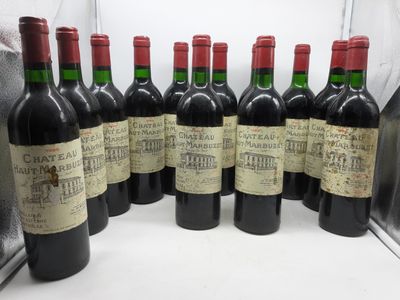 six bouteilles de vin sont alignées sur un comptoir