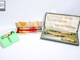 deux objets différents dans une vitrine posée sur une surface blanche