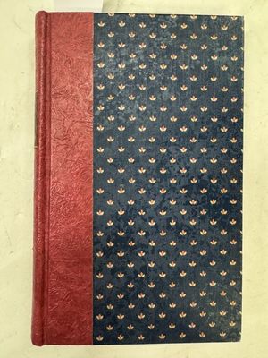 un gros plan sur un livre à la couverture rouge et à la couverture bleue