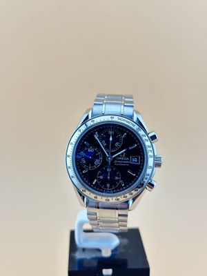gros plan d'une montre sur un support posé sur une table