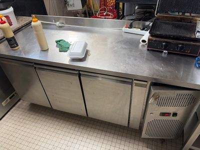 plan de travail en acier inoxydable dans une cuisine professionnelle offrant un grand espace de travail