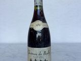 une bouteille de vin posée sur une table