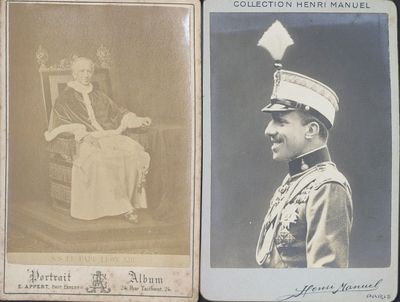 une vieille photo en noir et blanc représentant un homme en uniforme et une femme assise sur une chaise