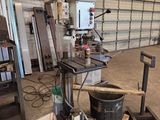 une machine qui se trouve à l'intérieur d'un bâtiment