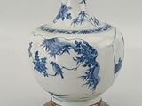 Vase chinois en porcelaine bleue et blanche sur un socle doré