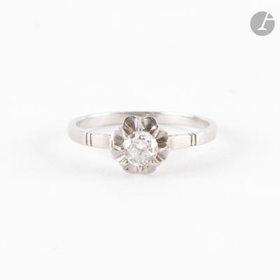 gros plan d'une bague en diamant sur fond blanc