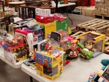 une table sur laquelle sont posés de nombreux jouets