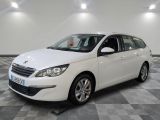la voiture blanche est garée sur un carrelage à carreaux