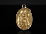 une image représentant une médaille d'or sur laquelle figurent la Vierge à l'Enfant, sur fond noir