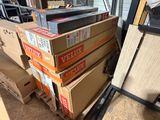 de nombreux cartons empilés sur le sol
