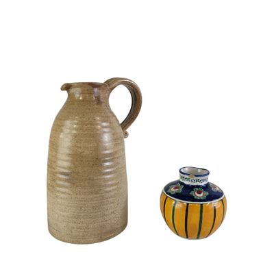 un petit vase et un autre petit vase posés l'un à côté de l'autre