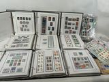 beaucoup de timbres posés sur une table, à côté d'un ordinateur portable