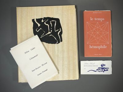 deux livres posés sur une table