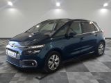 une citrole bleue garee sur le sol en damier d'un garage