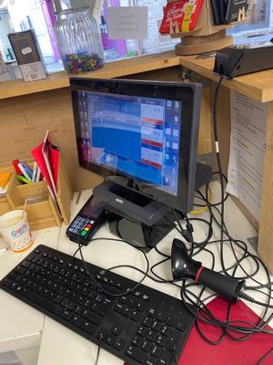 un bureau sur lequel se trouvent un clavier, une souris et un écran