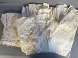 beaucoup de vêtements blancs suspendus à un portant