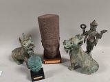 plusieurs statues d'animaux et une statue d'un homme sur un socle