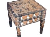 une petite table en bois ornée d'un motif décoratif