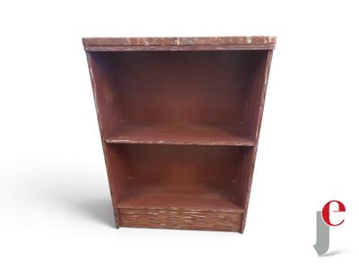 une petite étagère en bois comportant deux tablettes
