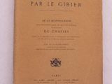 un vieux livre posé sur une table recouverte de papier