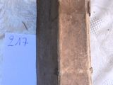 deux vieux livres posés sur une table l'un à côté de l'autre