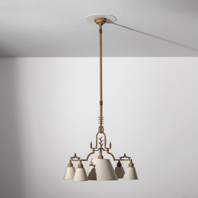 un lustre blanc à cinq ampoules suspendu au plafond