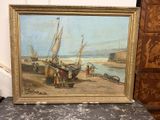 un vieux tableau représentant des bateaux sur une plage, à côté d'une commode