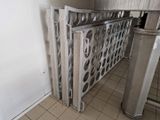 une photo d'une porte métallique dans une salle de bains