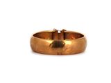 gros plan d'une bague en or sur fond blanc