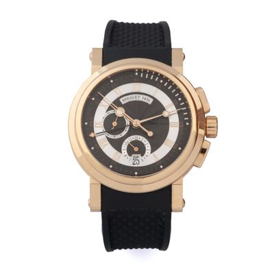 gros plan d'une montre sur fond blanc