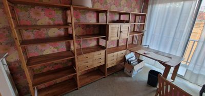 une pièce contenant un bureau, des étagères et une chaise