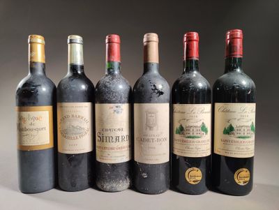 six bouteilles de vin sont alignées sur une table